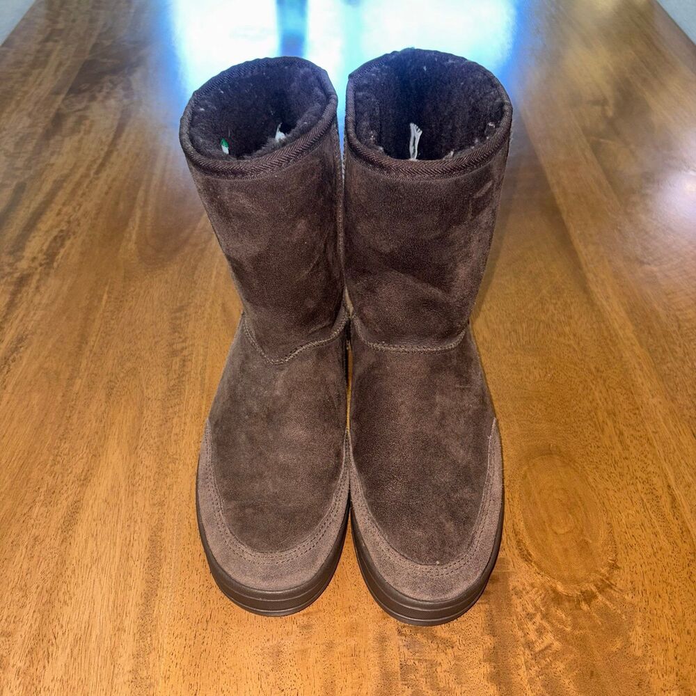 UGG Australia Womens 8 Brown Boots Made in New Zealand Sheepskin Classic